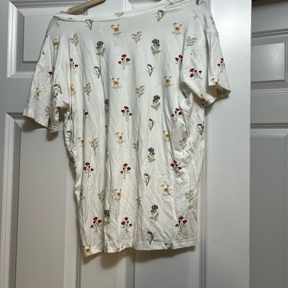 Women’s Relaxed Fit V-Neck in Wildflower kyte baby - Picture 5 of 5